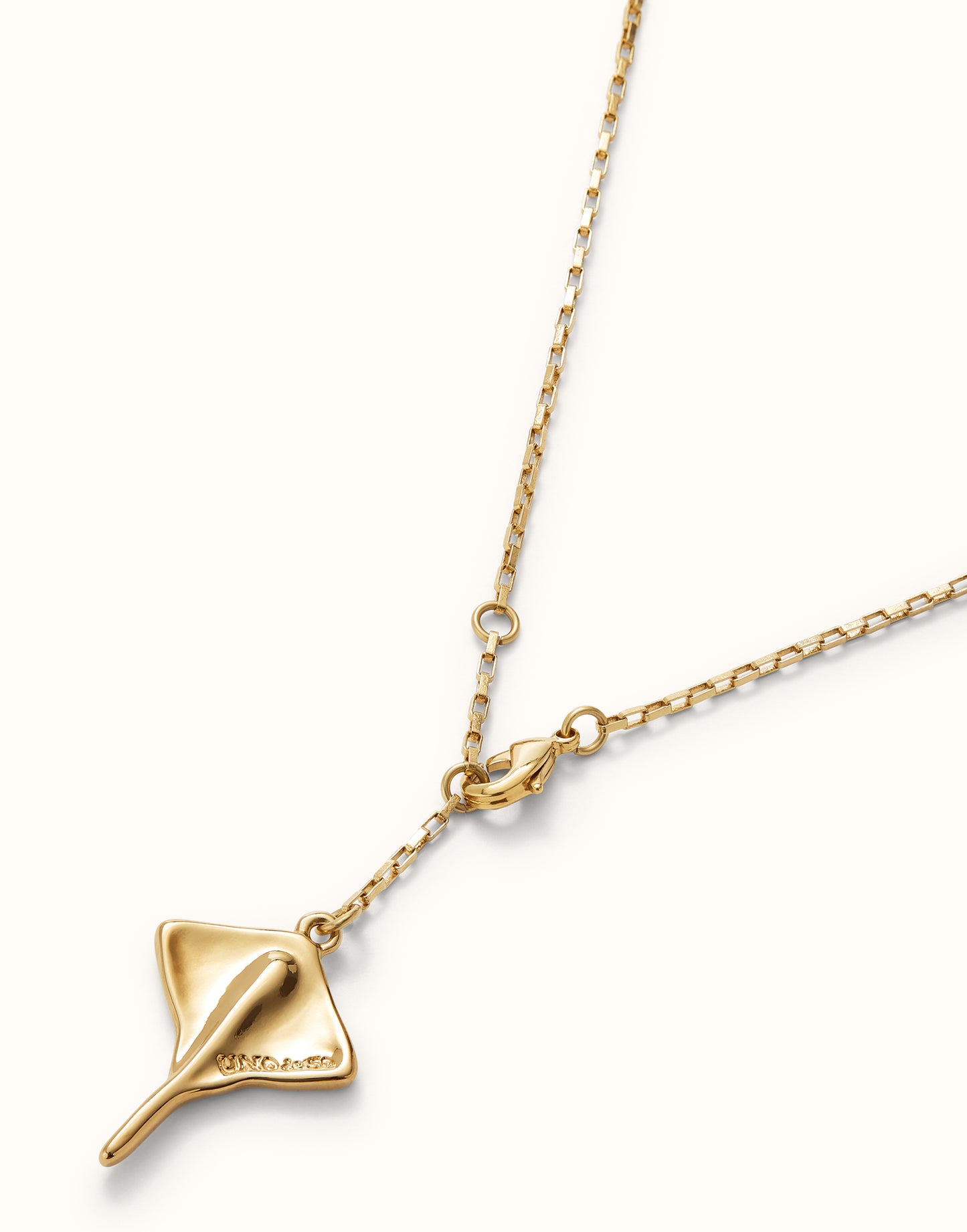 Colgante de cadena corta bañada en oro 18K con figura MANTARRAYA | Uno de 50 | Luby