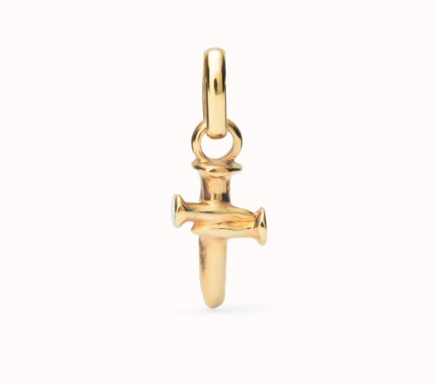 18K gold-plated cross-shaped charm. | Uno de 50 | Luby