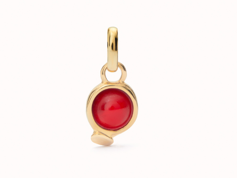 18K gold-plated charm with red stone | Uno de 50 | Luby