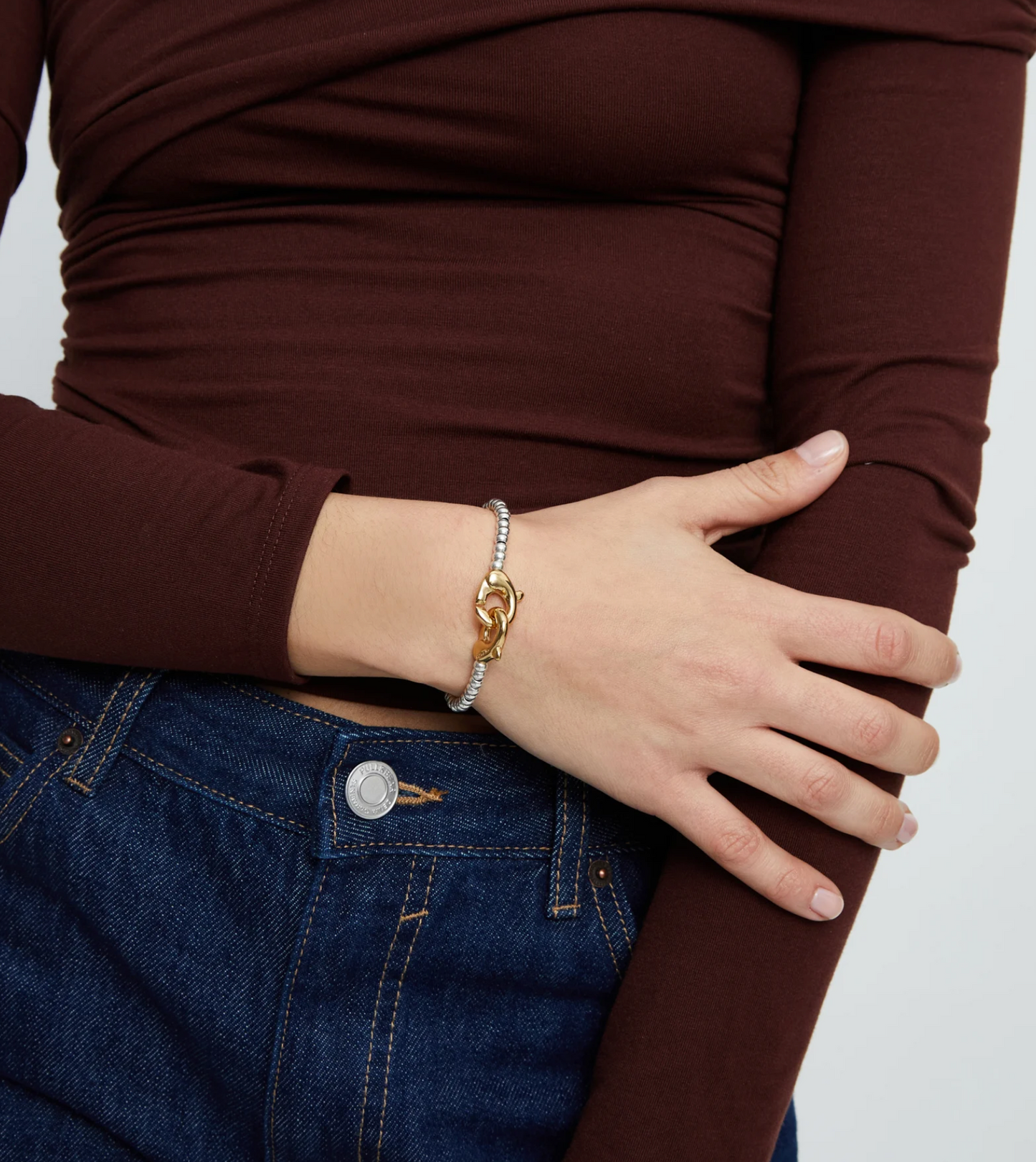 Pulsera de bolas pequeñas bañada en oro 18k con mosqueton entrelazado en oro