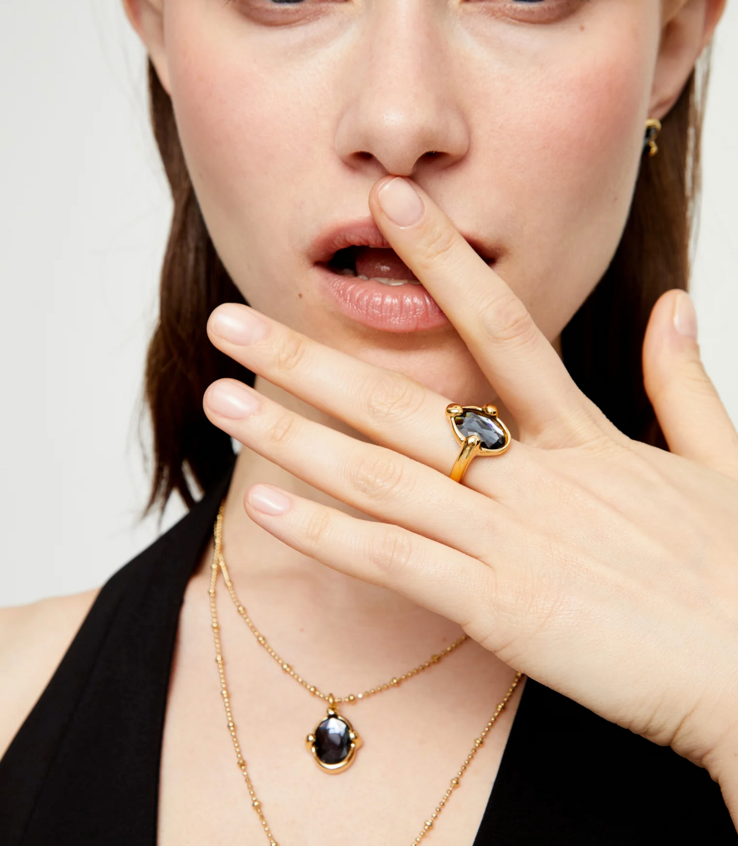 Anillo bañado en oro 18k con cristal facetado ovalado negro