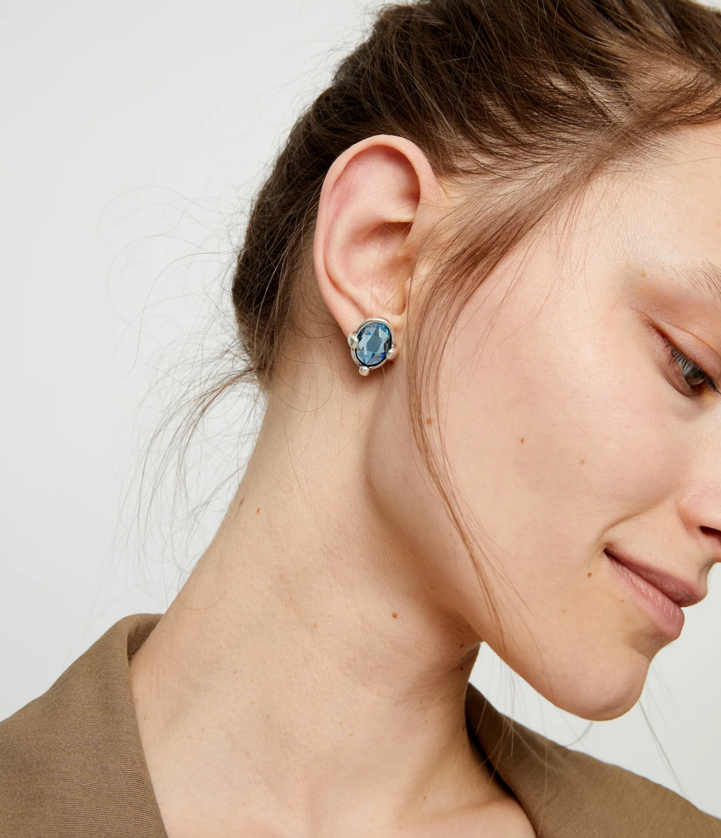 Pendientes bañados en plata con cristal facetado ovalado azul