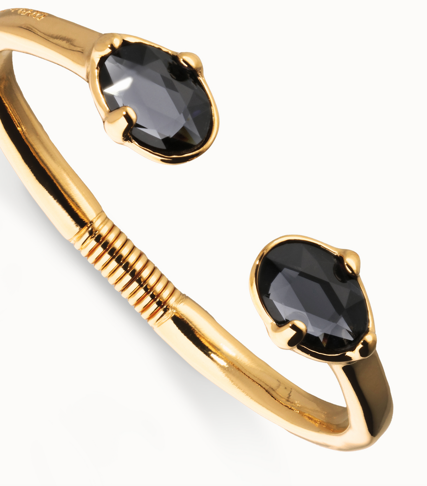 Pulsera rígida bañada en oro 18k con dos cristales facetados ovalados negros