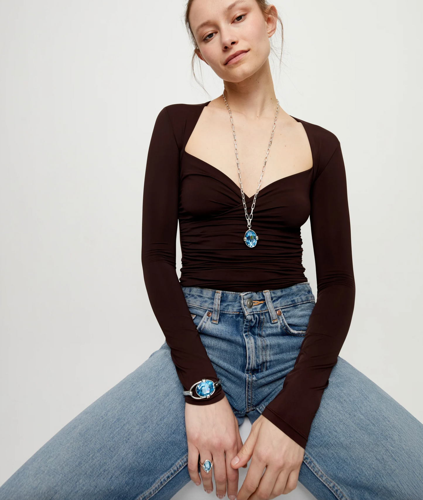 Collar largo bañado en plata con cristal facetado ovalado azul grande