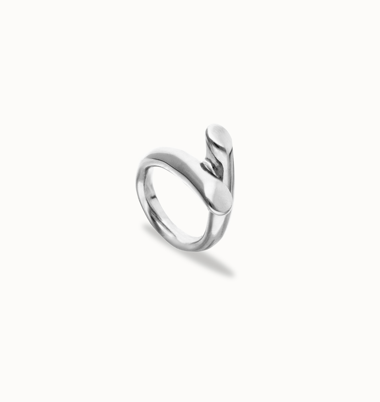 Ring with two intertwined organic shapes | Uno de 50 | Luby