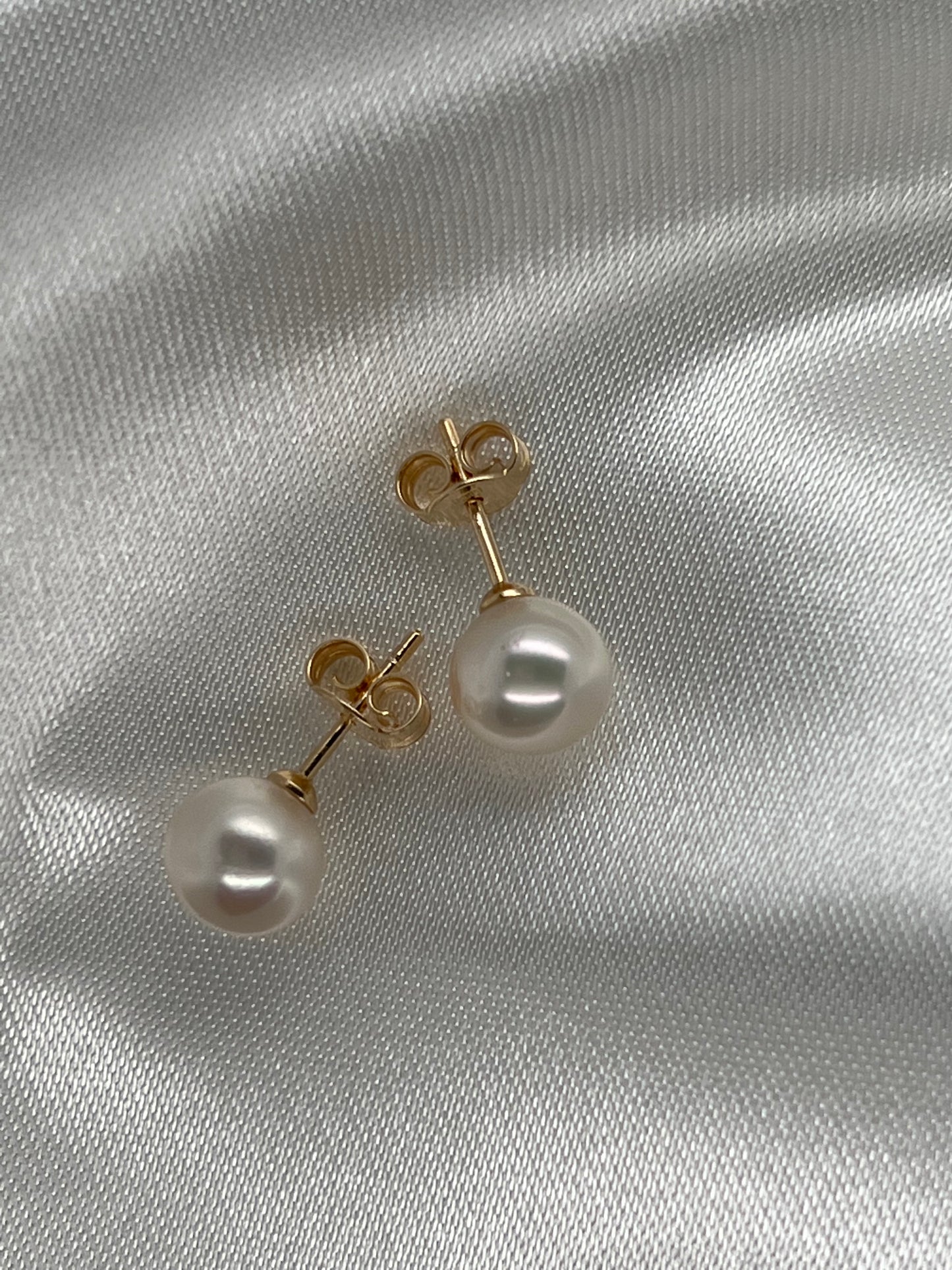 14K Gold Stud Earrings with Freshwater Pearl | Luby Gold Collection | Luby