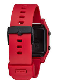 STAPLE RED | Nixon | Luby