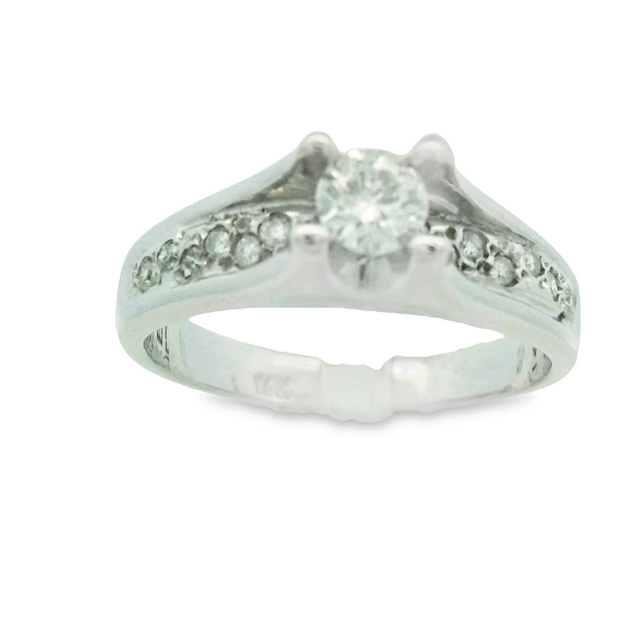 Anillo de compromiso de oro blanco con punta alta y diamantes de 14 quilates