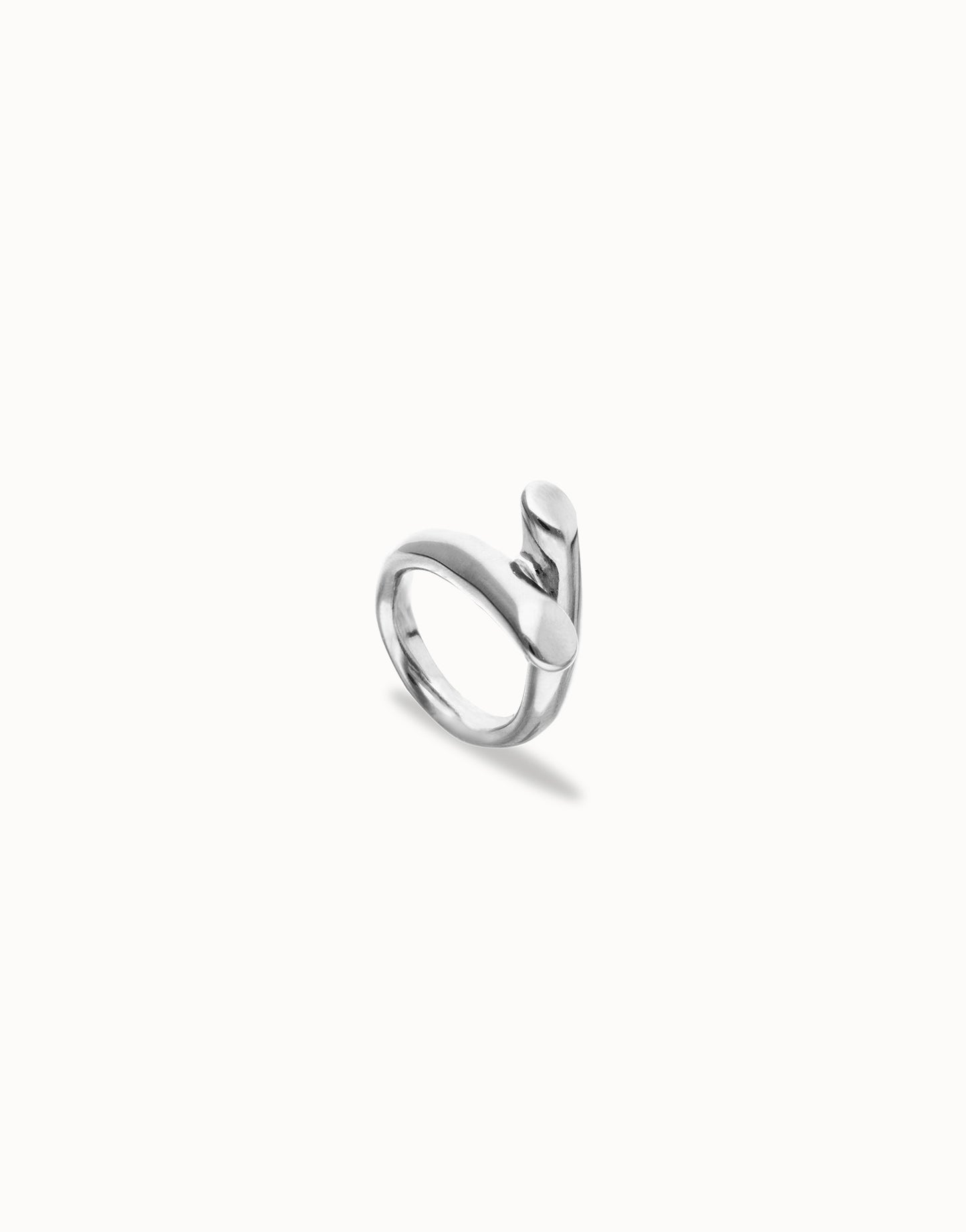 Ring with two intertwined organic forms | Uno de 50 | Luby 