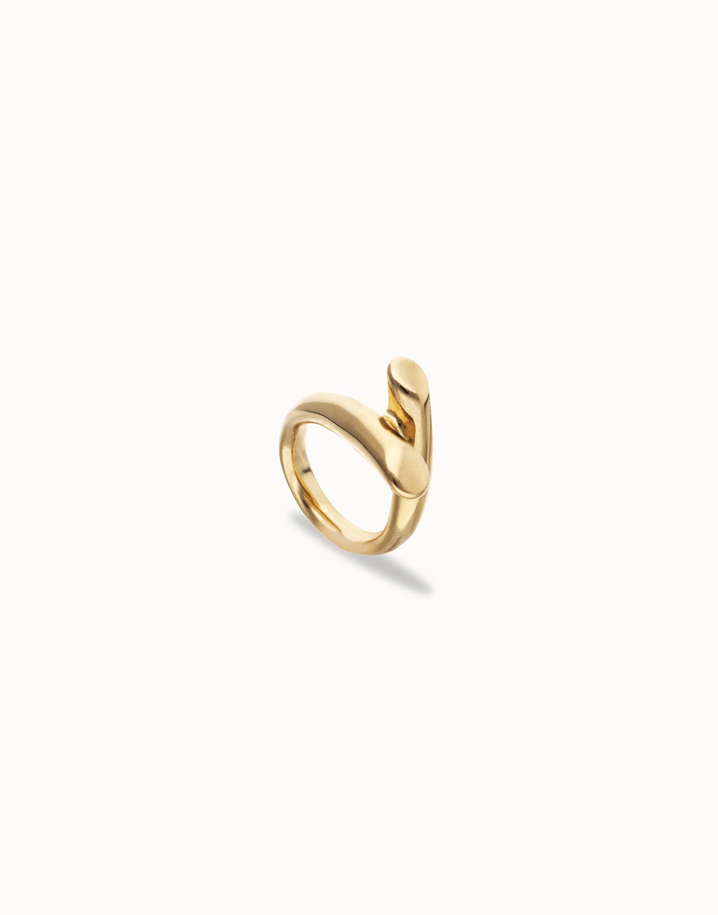 Ring with two intertwined organic shapes | Uno de 50 | Luby 