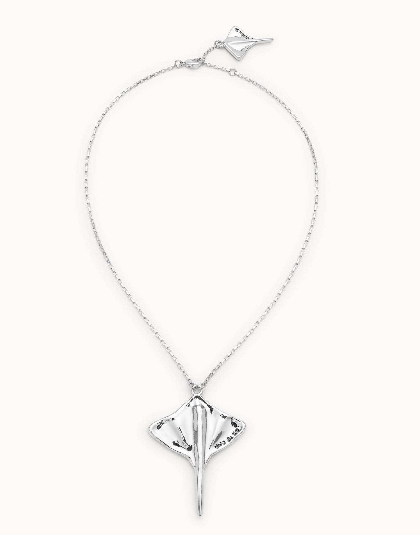 Short chain pendant necklace with manta ray | Uno de 50 | Luby 