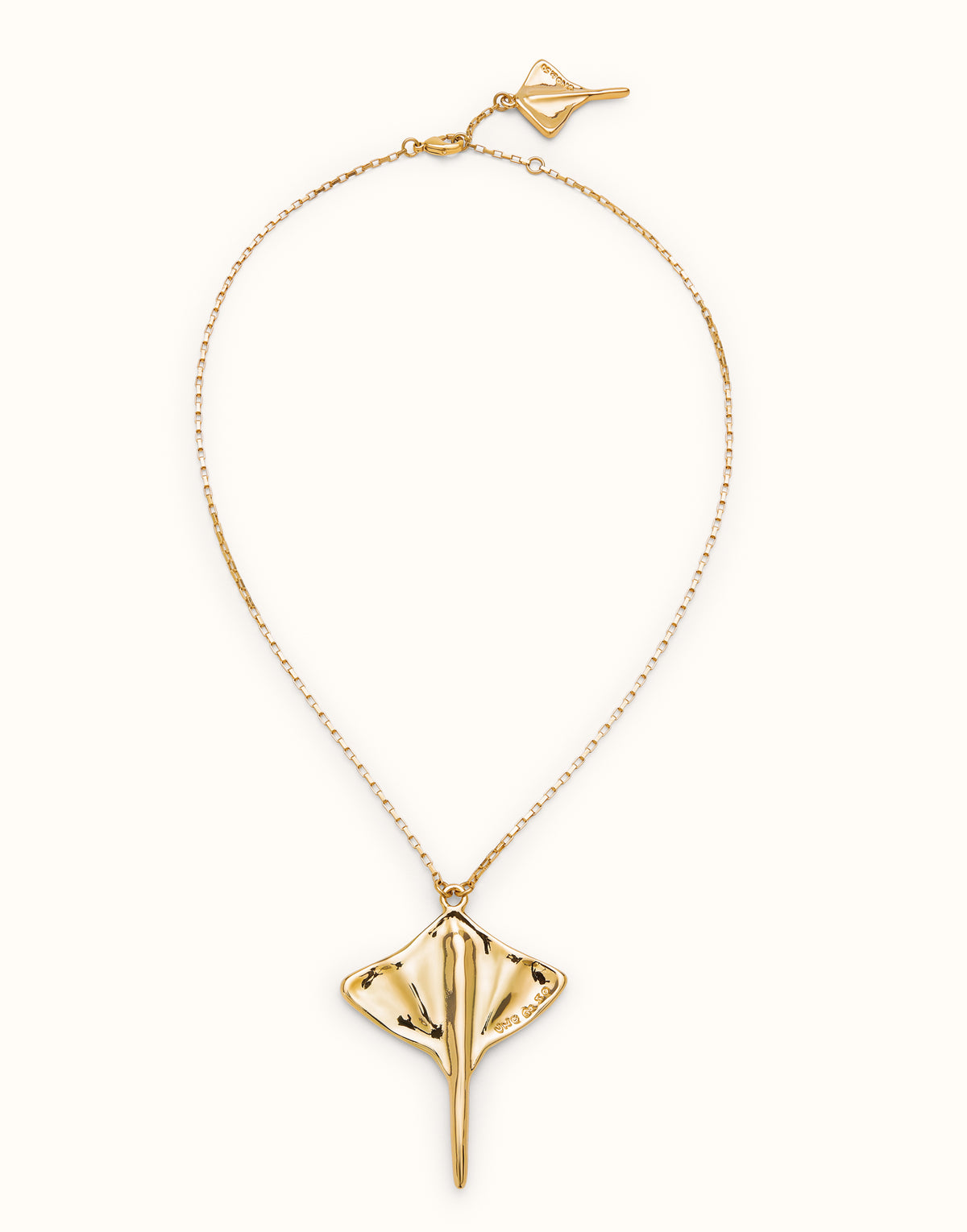 Colgante de cadena corta bañada en oro 18K con figura MANTARRAYA | Uno de 50 | Luby 