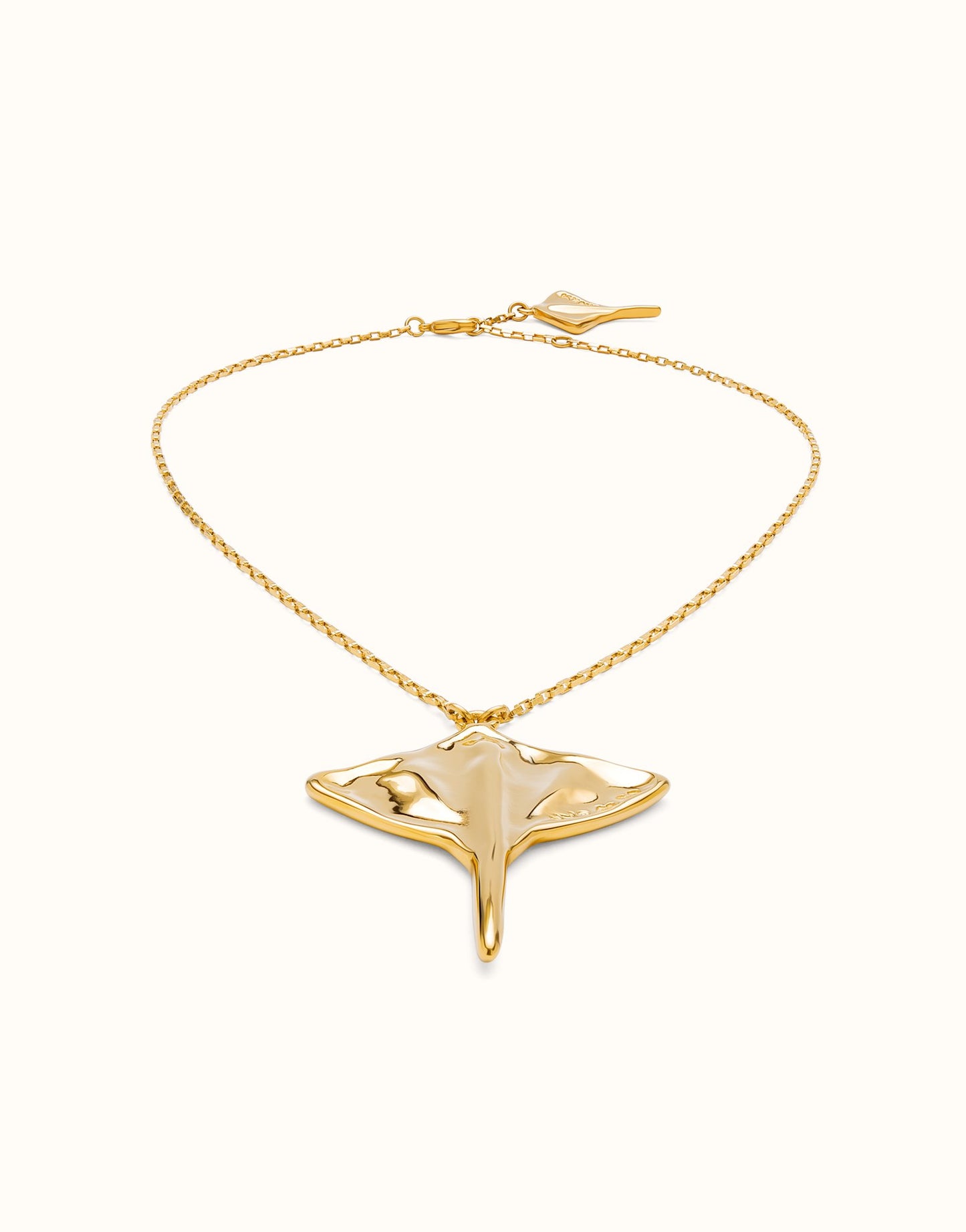 Colgante de cadena corta bañada en oro 18K con figura MANTARRAYA