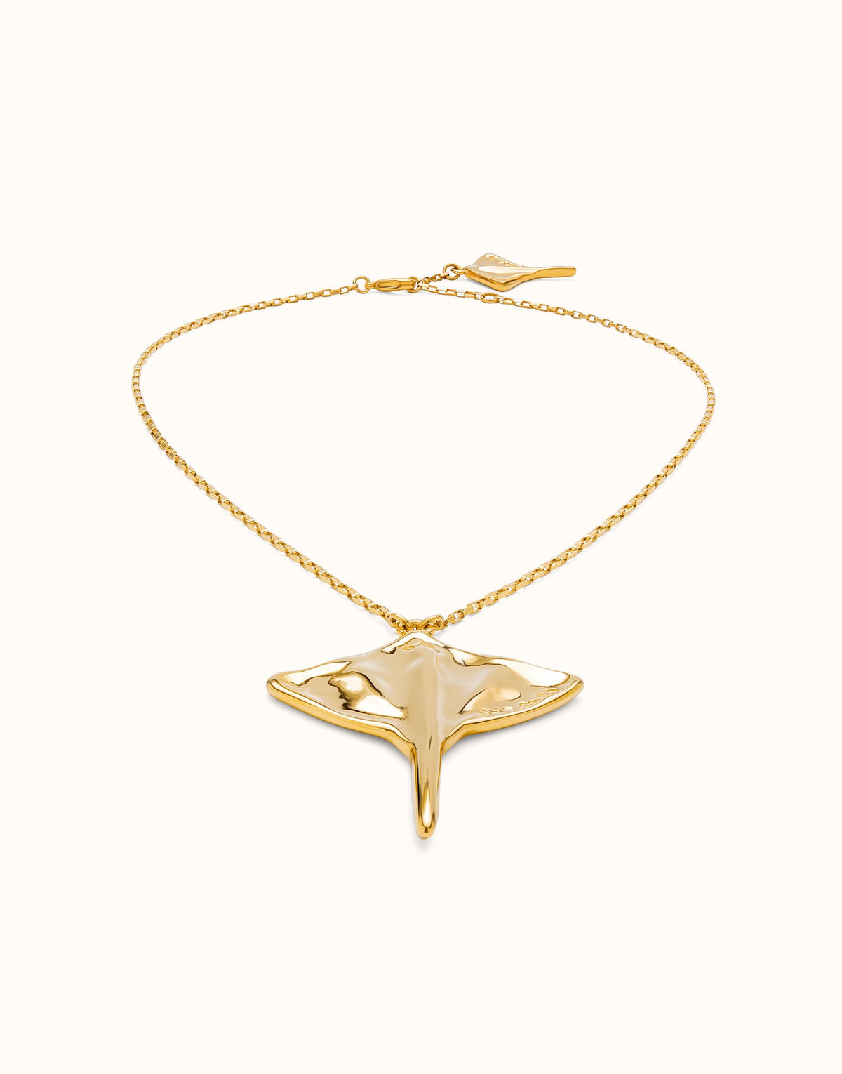 Colgante de cadena corta bañada en oro 18K con figura MANTARRAYA | Uno de 50 | Luby 