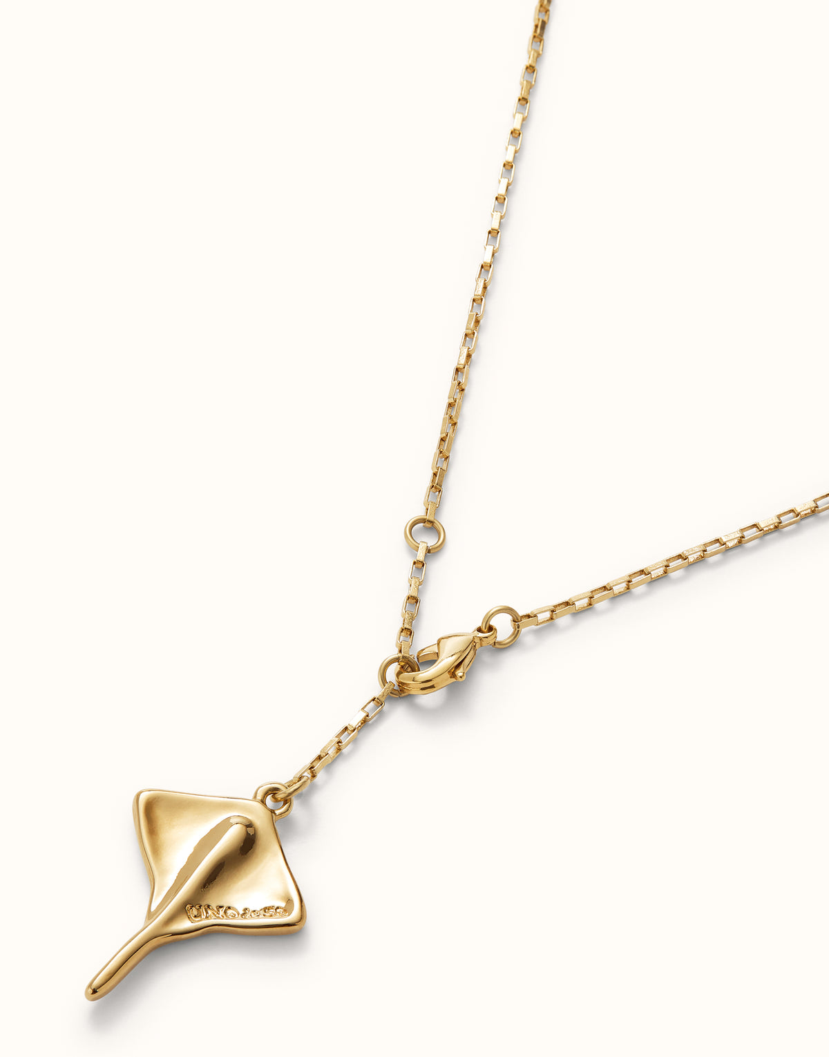 Colgante de cadena corta bañada en oro 18K con figura MANTARRAYA | Uno de 50 | Luby 