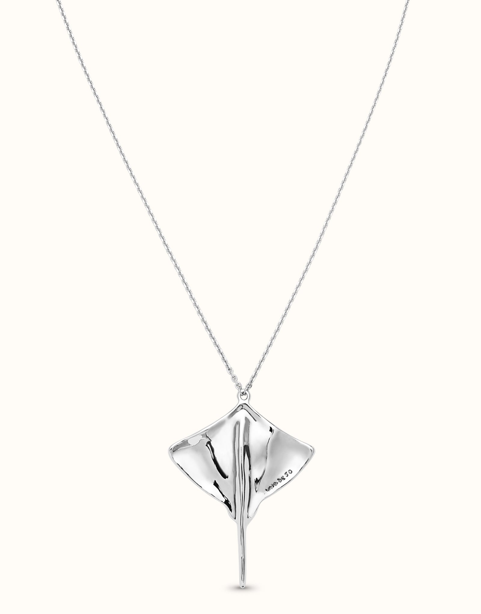 Colgante con cadena larga bañado en plata de ley y MANTARRAYA | Uno de 50 | Luby 