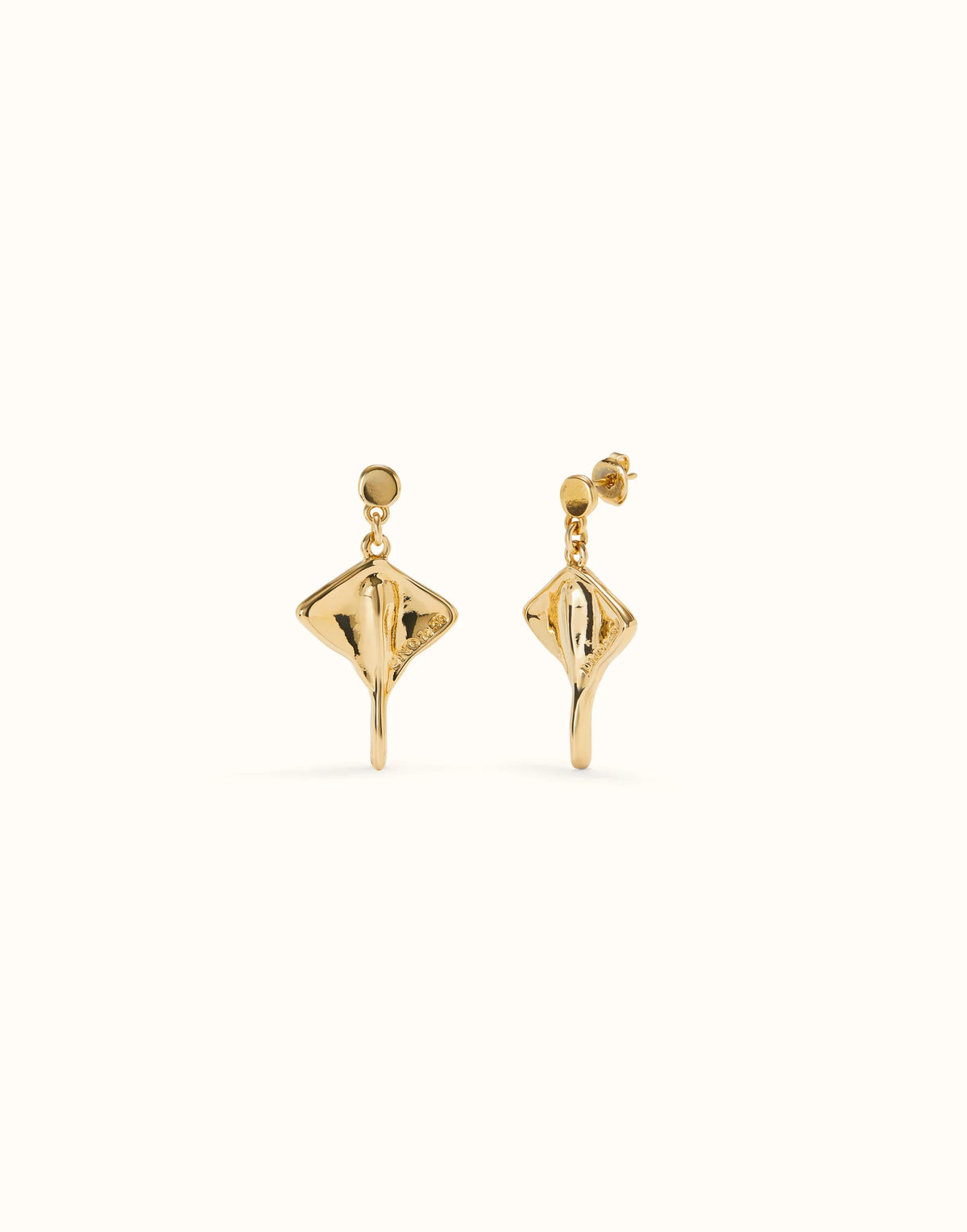 Pendientes cortos con baño en oro de 18K y forma de MANTARRAYA | Uno de 50 | Luby 