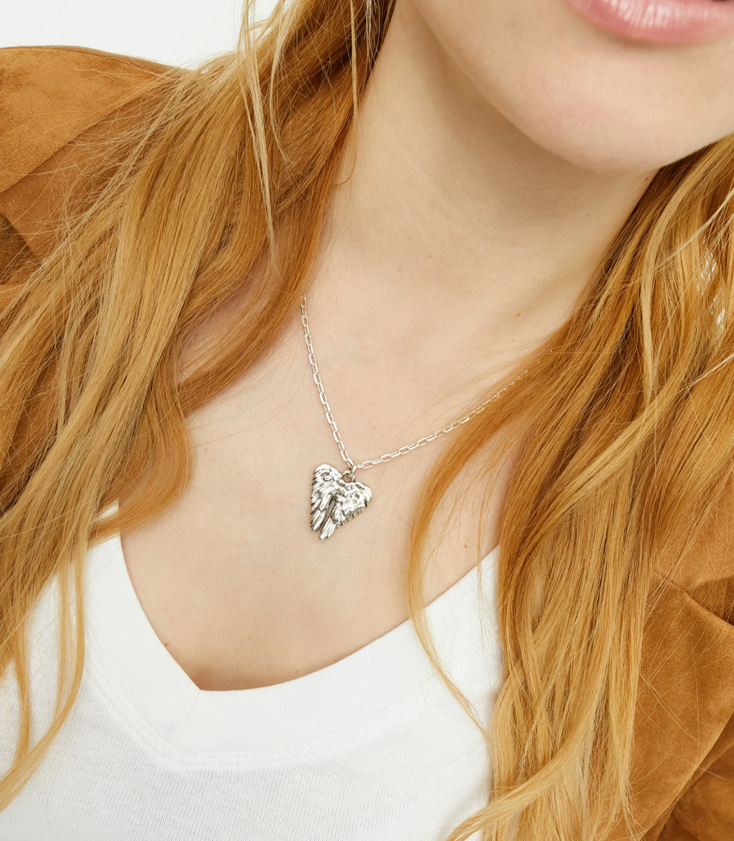 Short necklace with wing detail