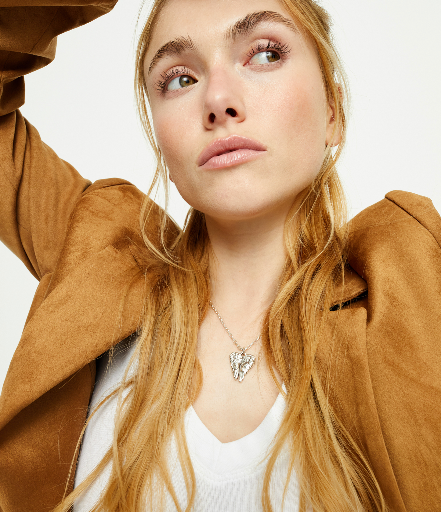 Short necklace with wing detail