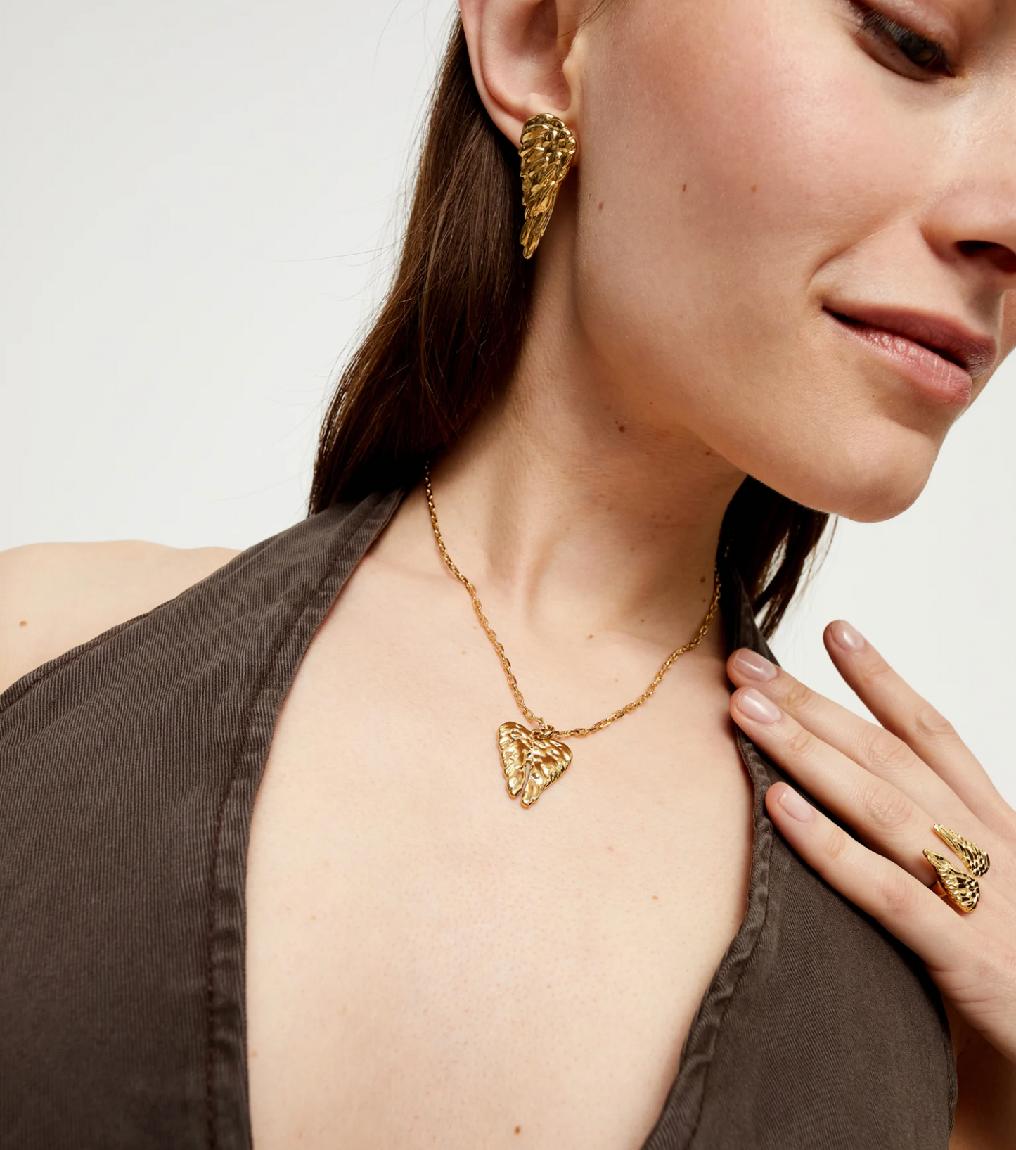 Short necklace with wing detail 18K Gold Plated