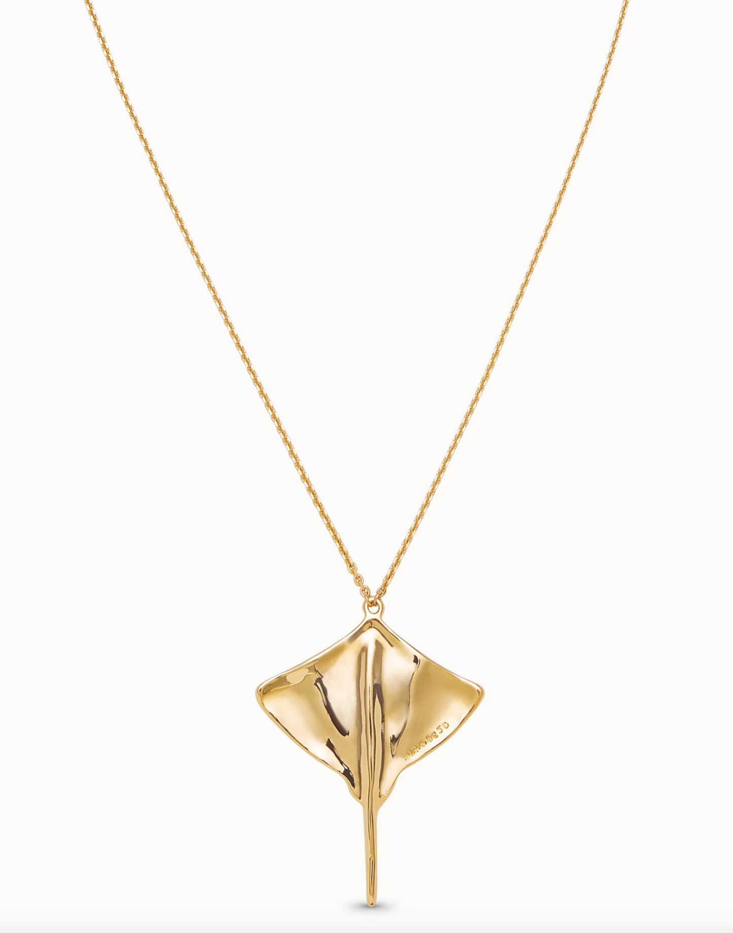 Colgante con cadena larga bañado en plata de ley y 18k baño oro 18k  MANTARRAYA