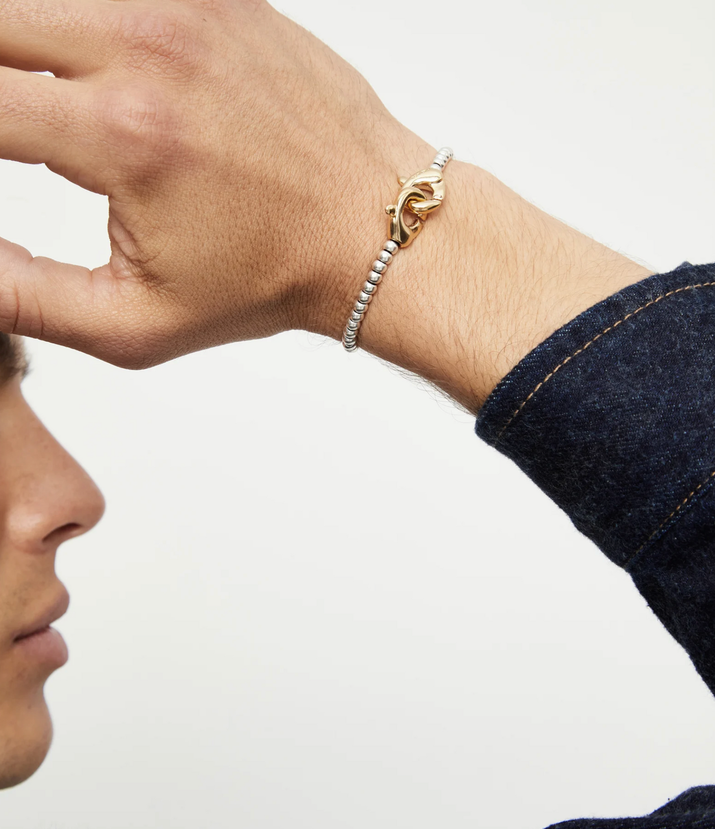 Pulsera de bolas pequeñas bañada en oro 18k con mosqueton entrelazado en oro