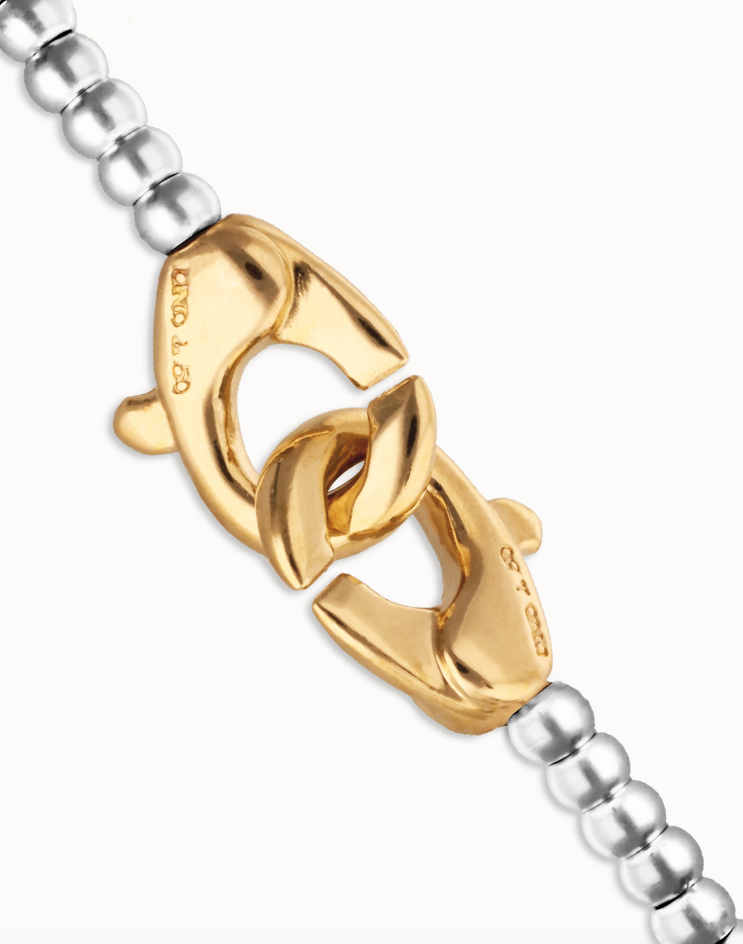 Pulsera de bolas pequeñas bañada en oro 18k con mosqueton entrelazado en oro