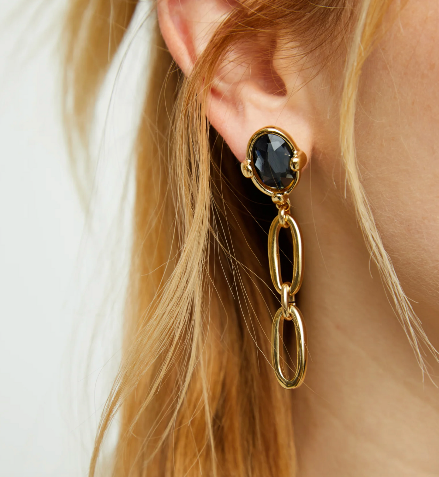 Pendientes largos bañados en oro 18k con cristal facetado negro y eslabones