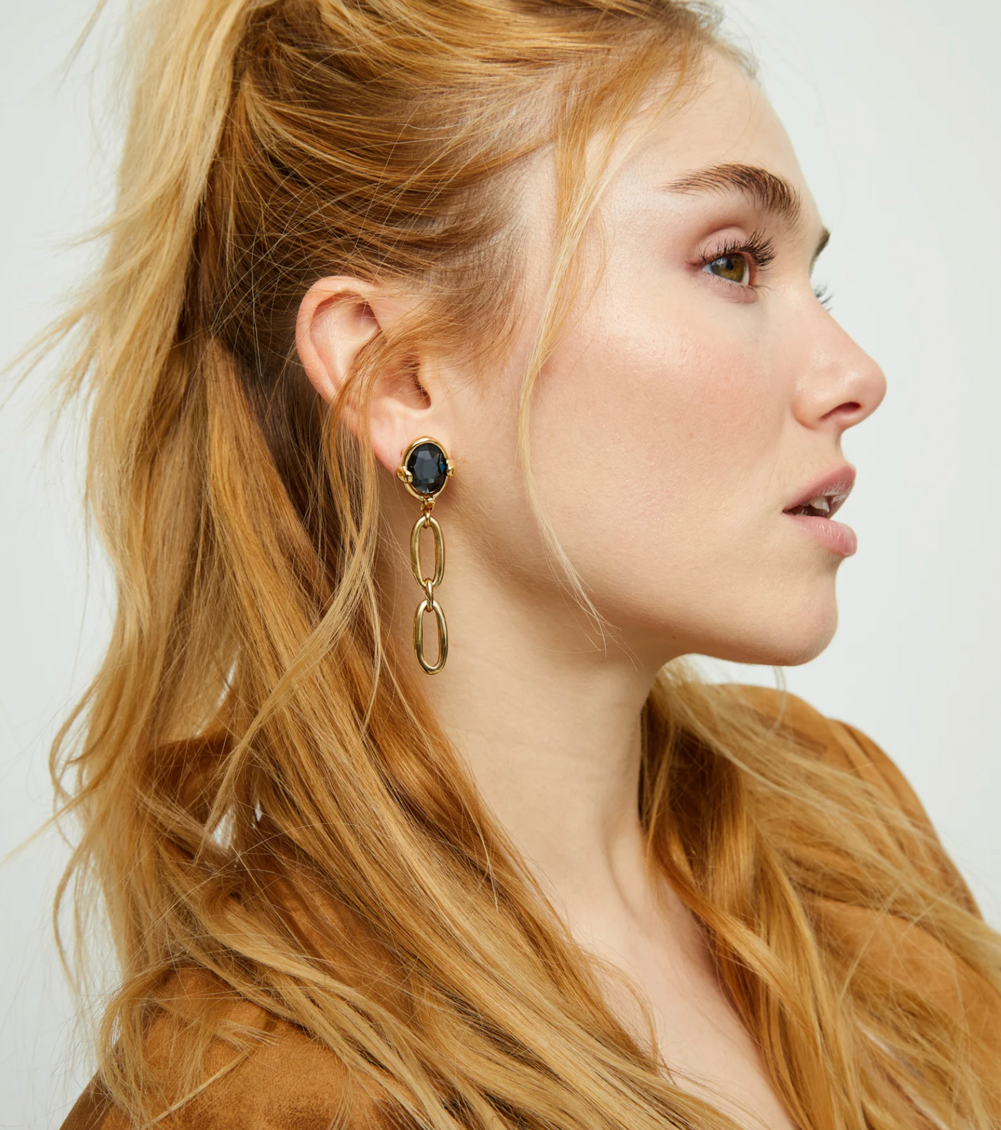 Pendientes largos bañados en oro 18k con cristal facetado negro y eslabones