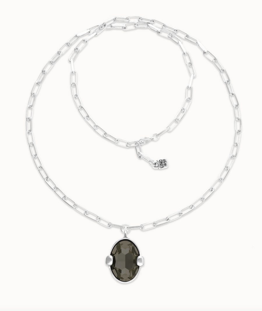 Collar largo bañado en plata con cristal facetado ovalado gris grande