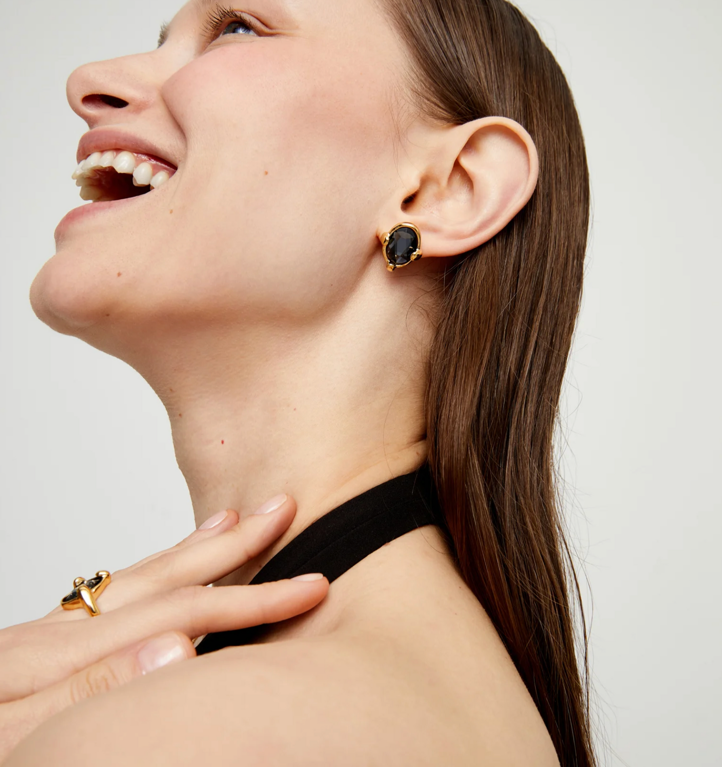 Pendientes bañados en oro 18k con cristal facetado ovalado negro