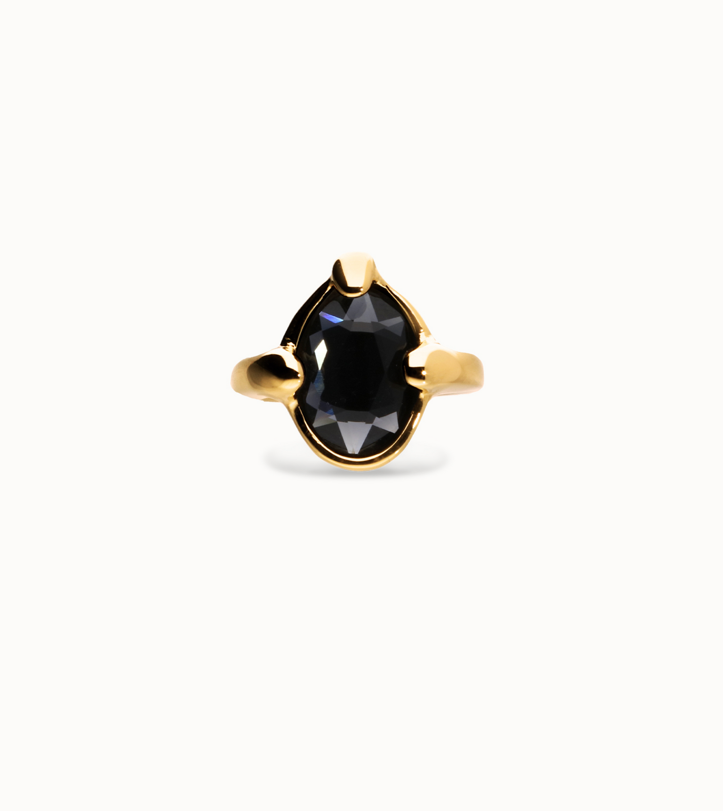 Anillo bañado en oro 18k con cristal facetado ovalado negro