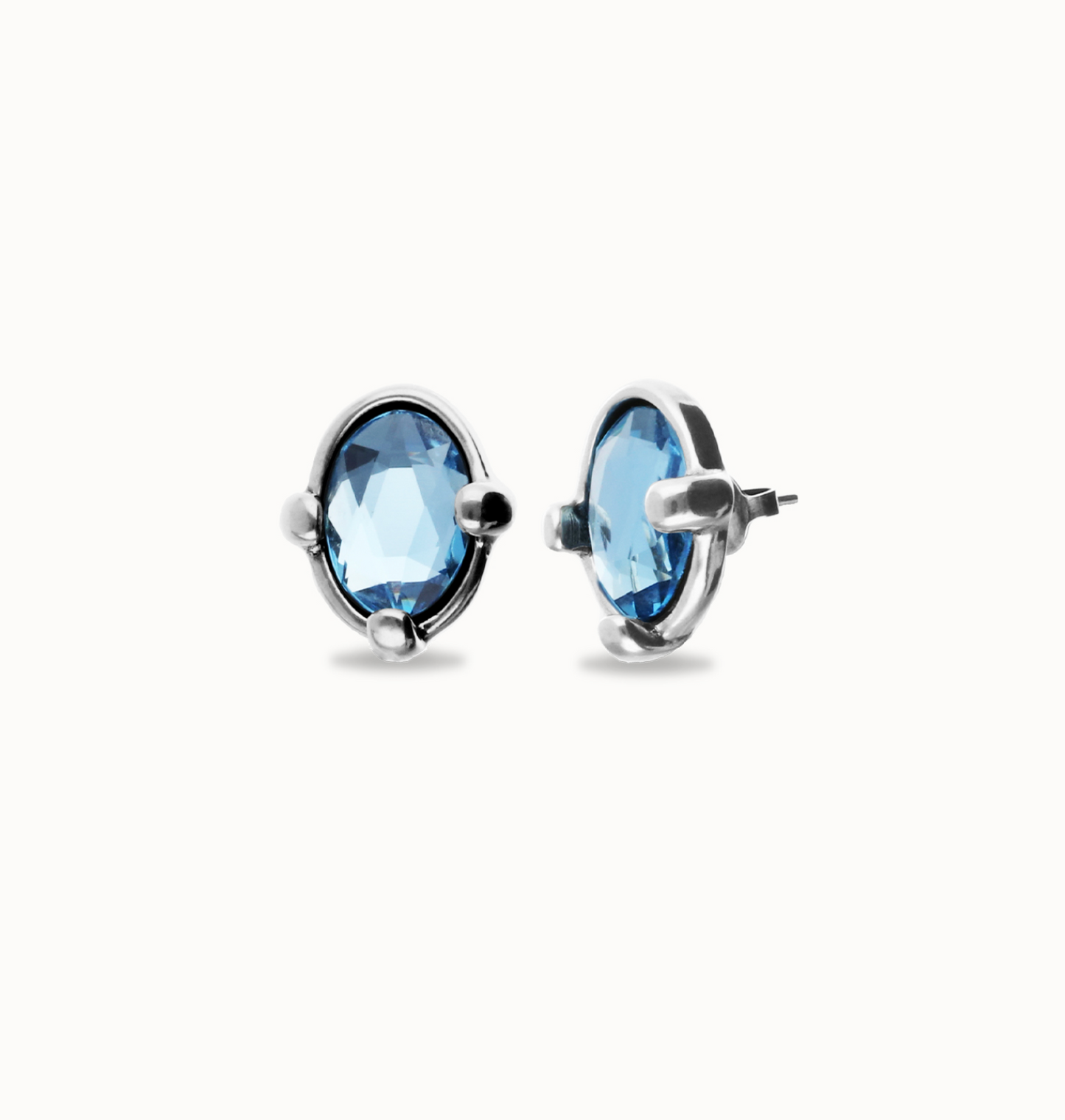 Pendientes bañados en plata con cristal facetado ovalado azul