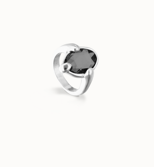 Anillo bañado en plata con cristal facetado ovalado negro