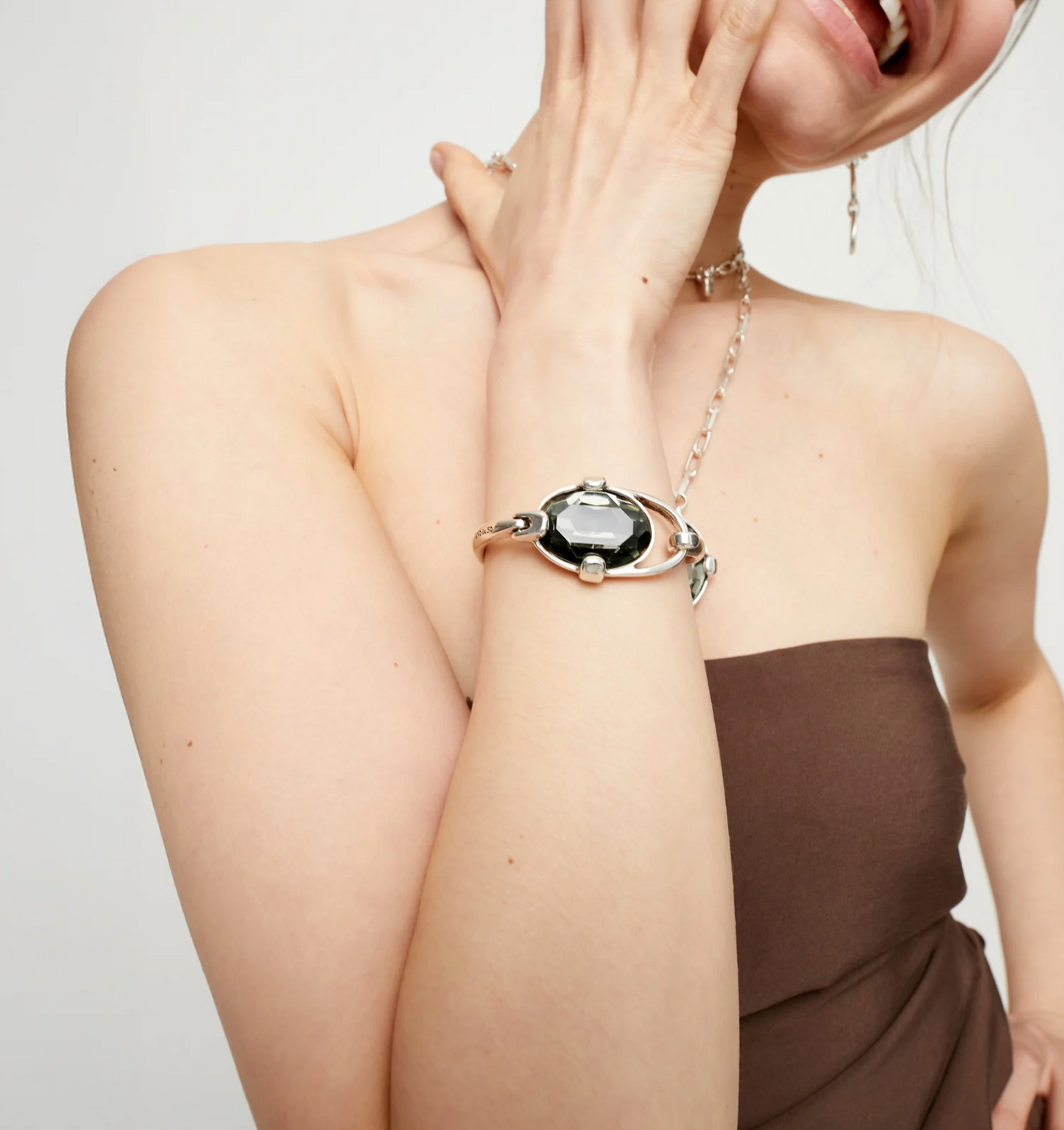 Pulsera rígida bañada en plata de ley con cristal facetado ovalado gris