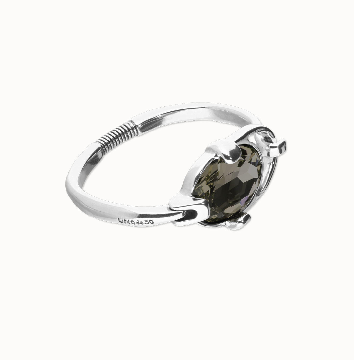 Pulsera rígida bañada en plata de ley con cristal facetado ovalado gris