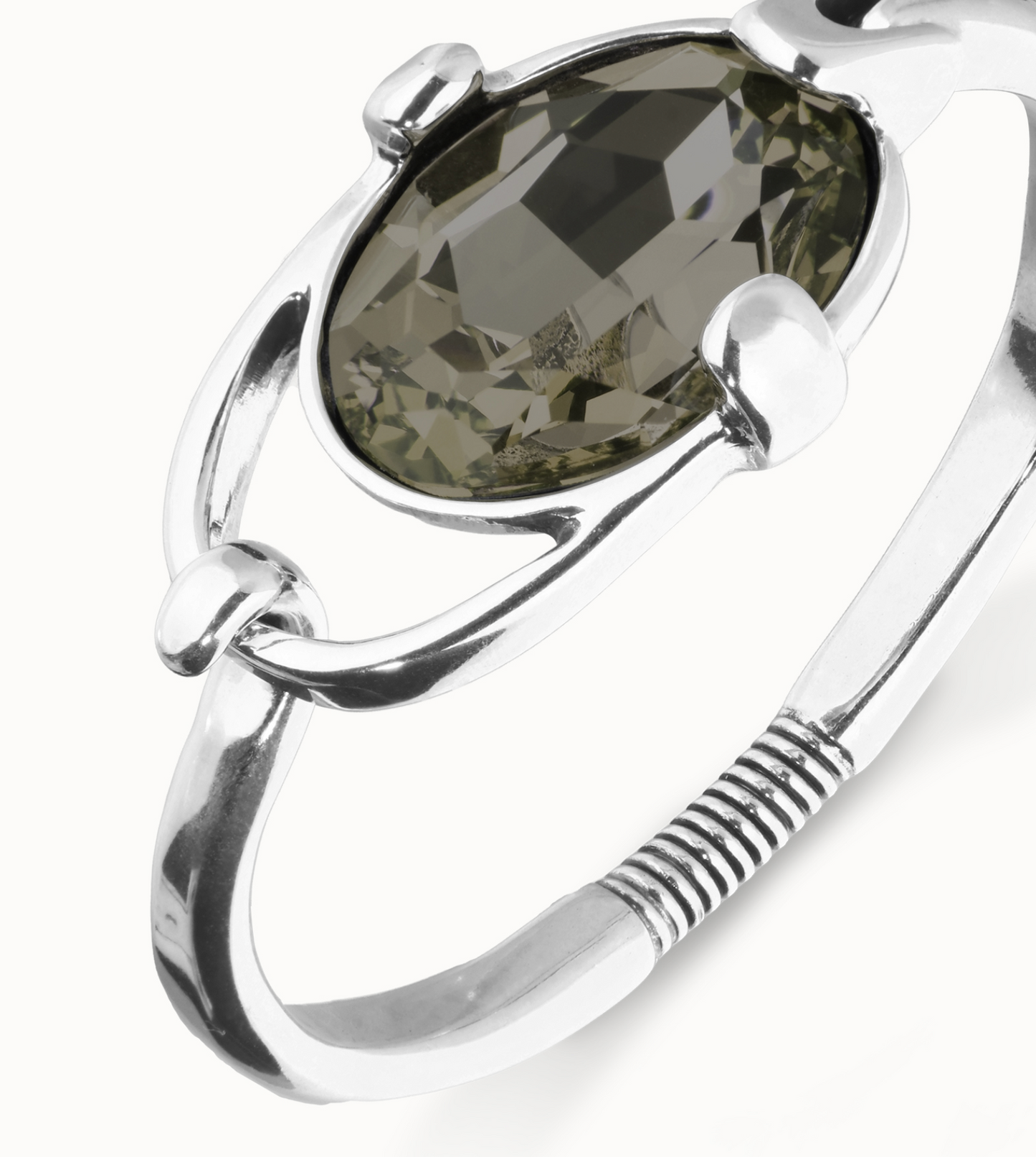 Pulsera rígida bañada en plata de ley con cristal facetado ovalado gris