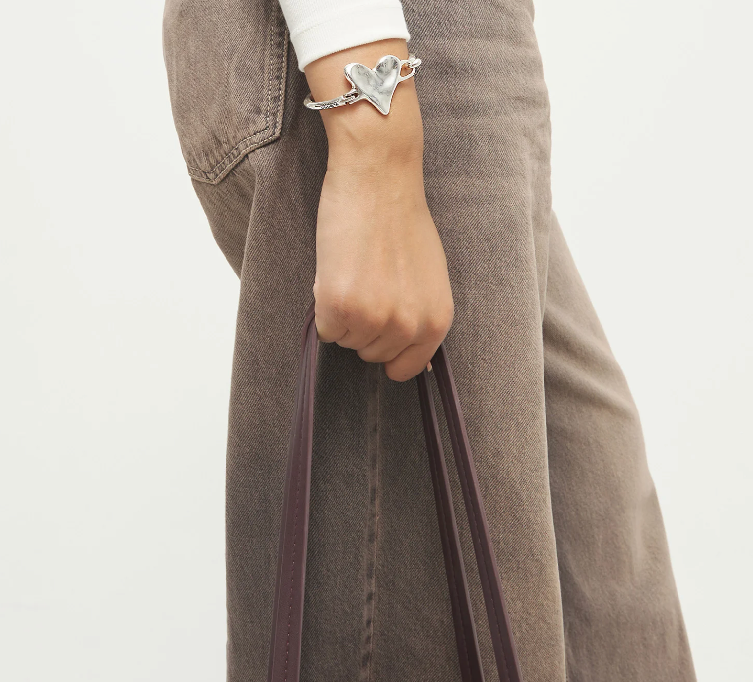 Bangle bracelet with heart detail | Uno de 50 | Luby 