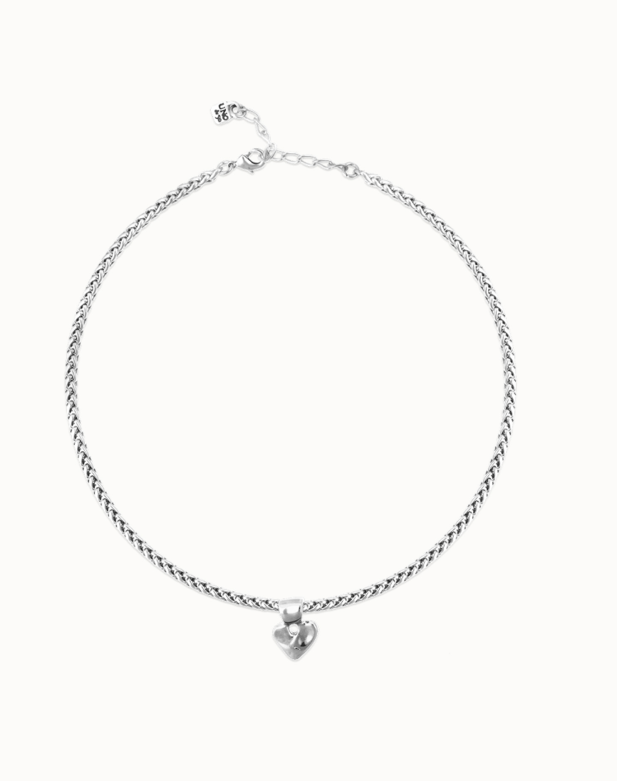 Short chain necklace with small heart detail