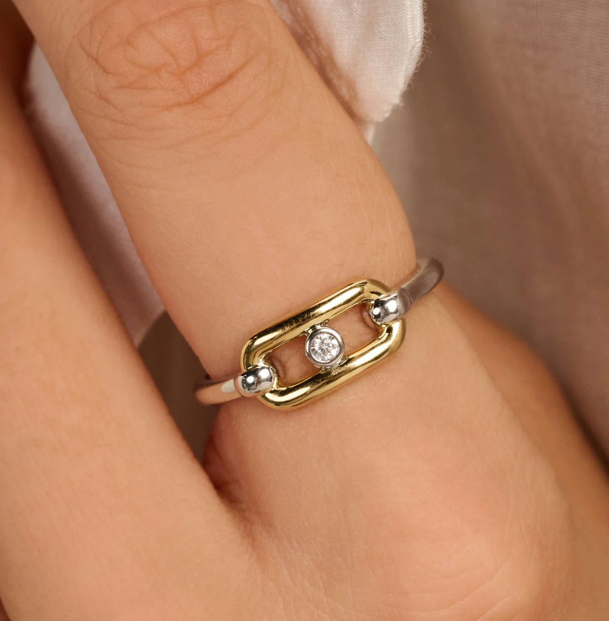 Open Chain with Round Zirconia Ring