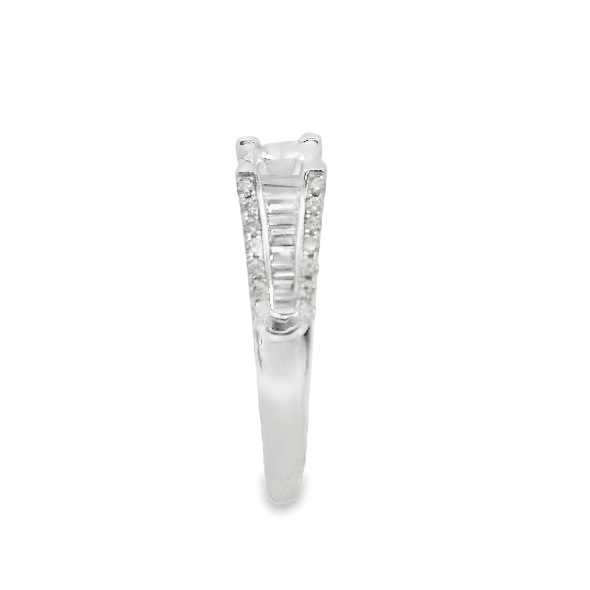 Suspiria Wedding Band 925 Baguette with Round Cut Center Piece | Suspiria | Luby 