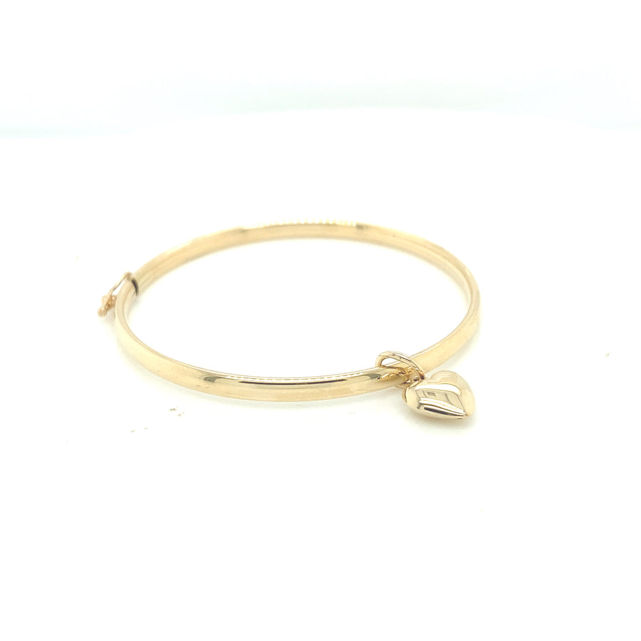 Brazalete de bebé de oro de 14 quilates con corazón colgante