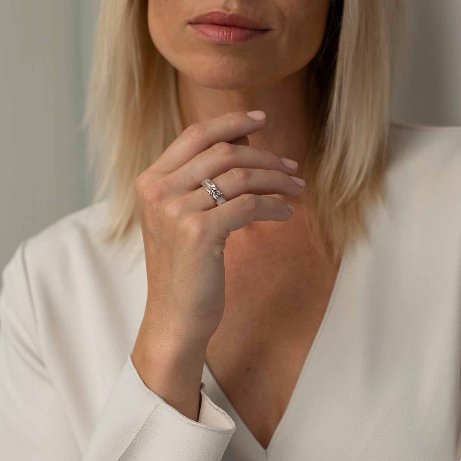 ICONIC PATTERN ROSE & MOTHER OF PEARL RING | Ti Sento Milano | Luby 