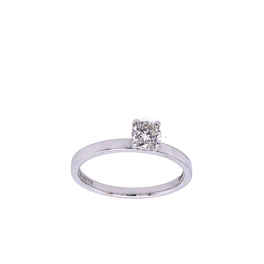 Anillo de compromiso de oro blanco con diamantes solitarios de talla cupido de 0,25 quilates de 18 quilates
