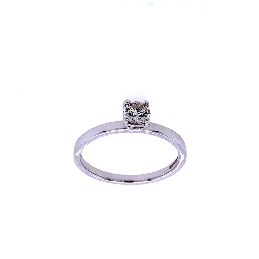 Anillo de compromiso de oro blanco con diamantes solitarios de talla cupido de 0,33 quilates de 18 quilates