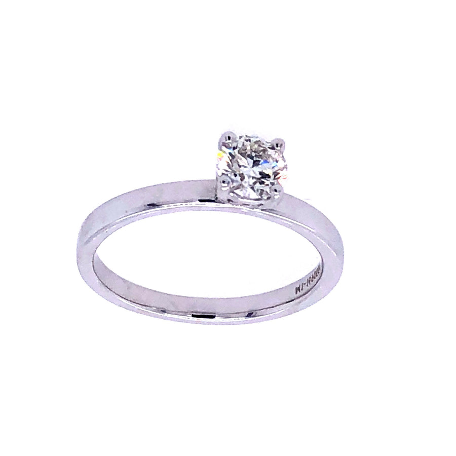 Anillo de compromiso de oro blanco con diamantes solitarios de talla cupido de 0,50 quilates de 18 quilates
