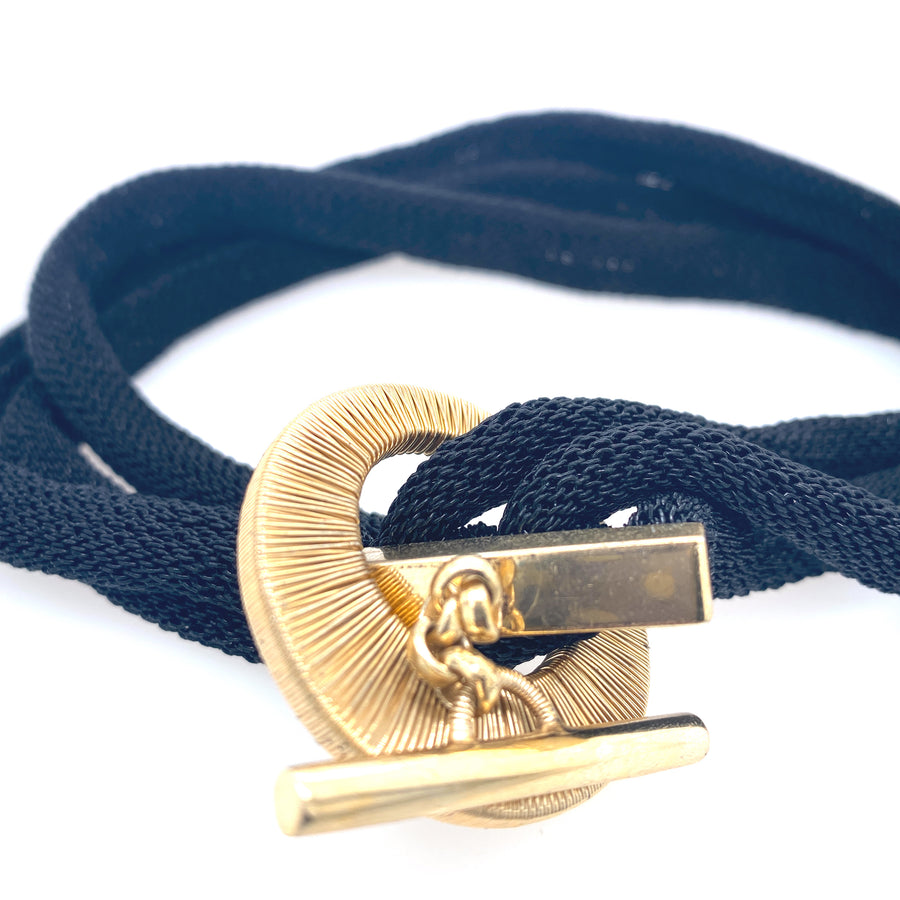 Brazalete de malla negra con palanca dorada