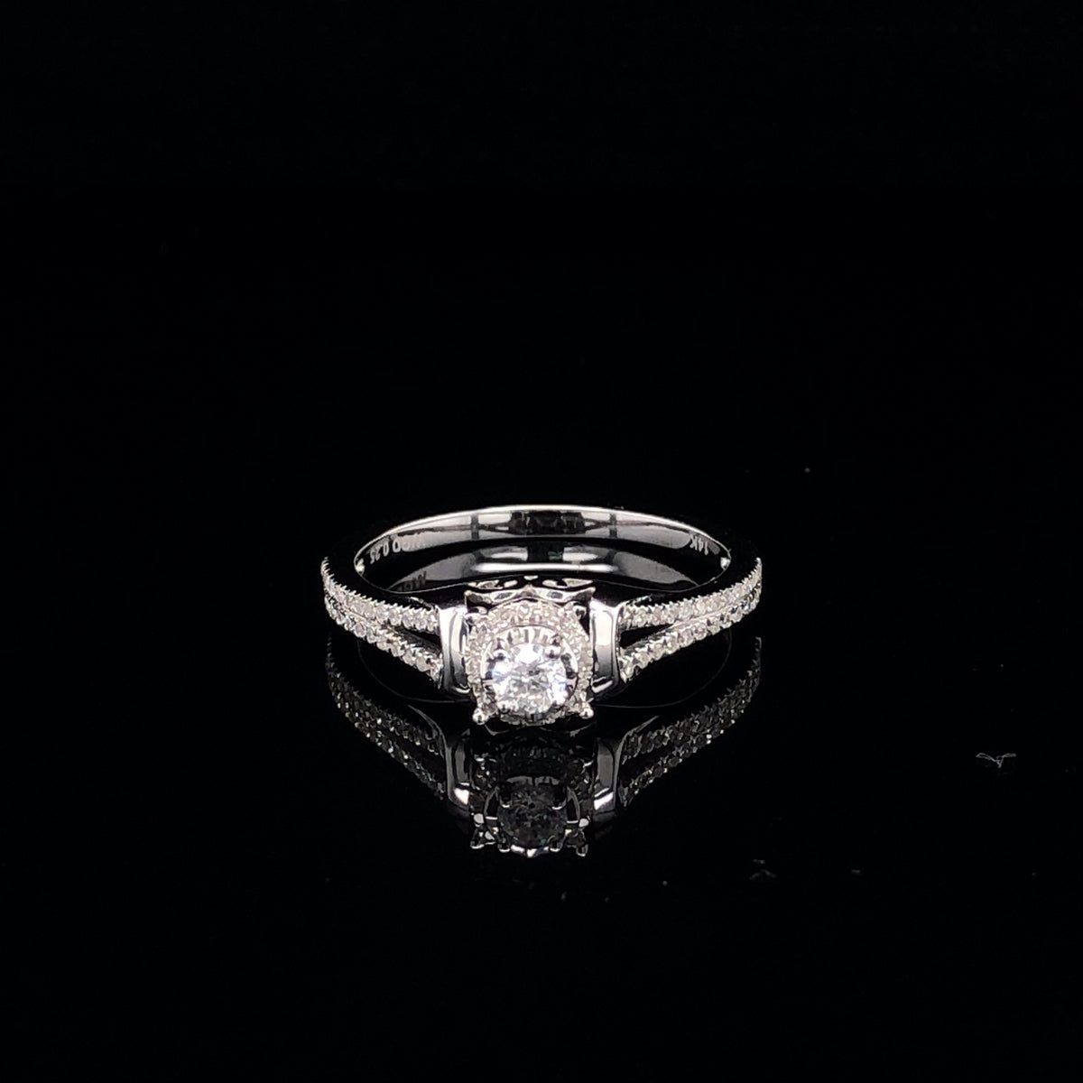 Round-Shaped White Gold Engagement Ring | Luby Diamond Collection | Luby 