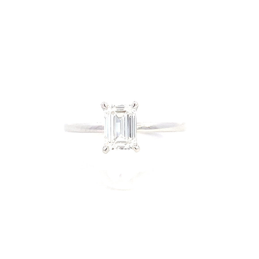 Anillo de compromiso con solitario de diamante cultivado en laboratorio de 14 quilates