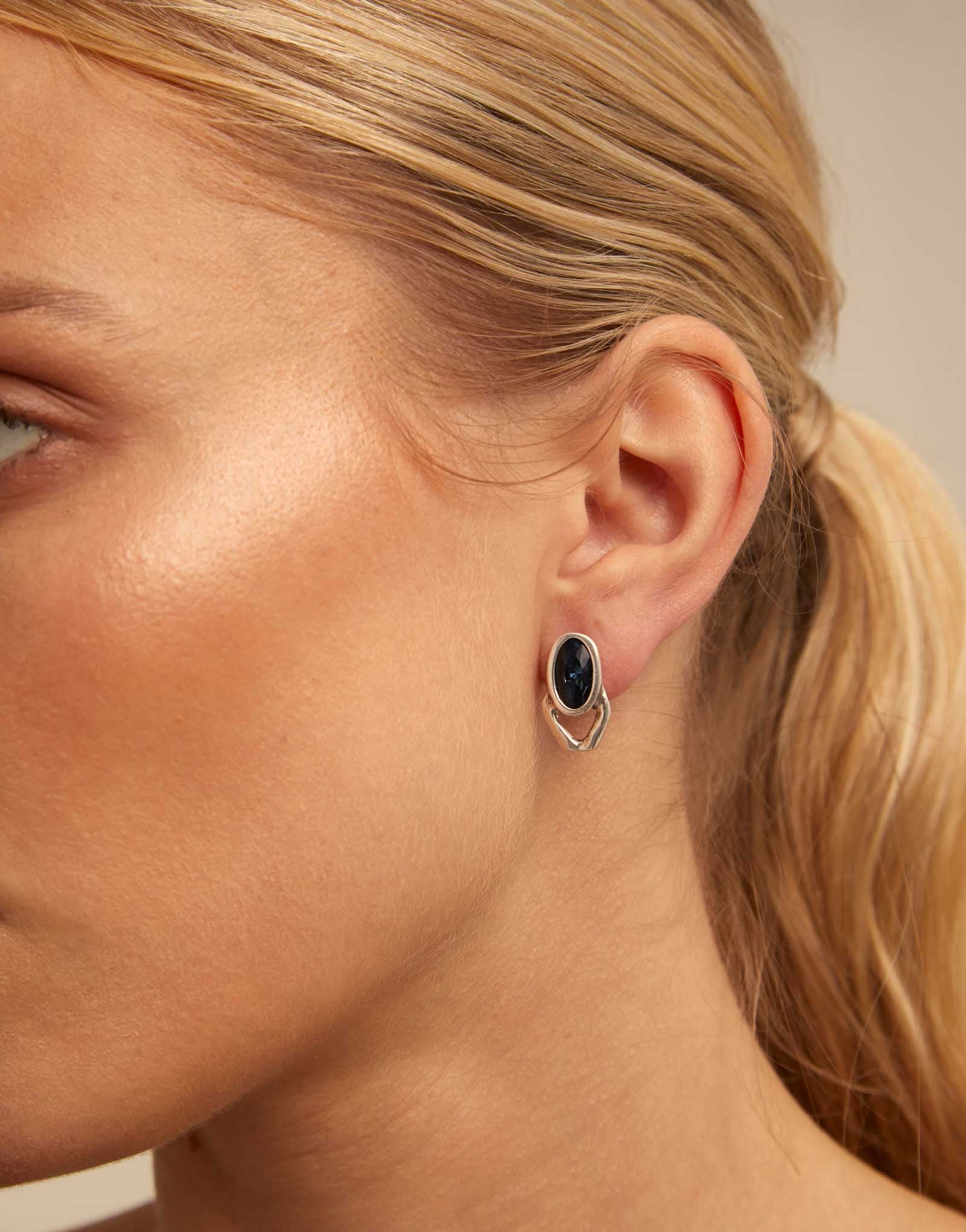 PENDIENTES THE QUEEN | Uno de 50 | Luby 